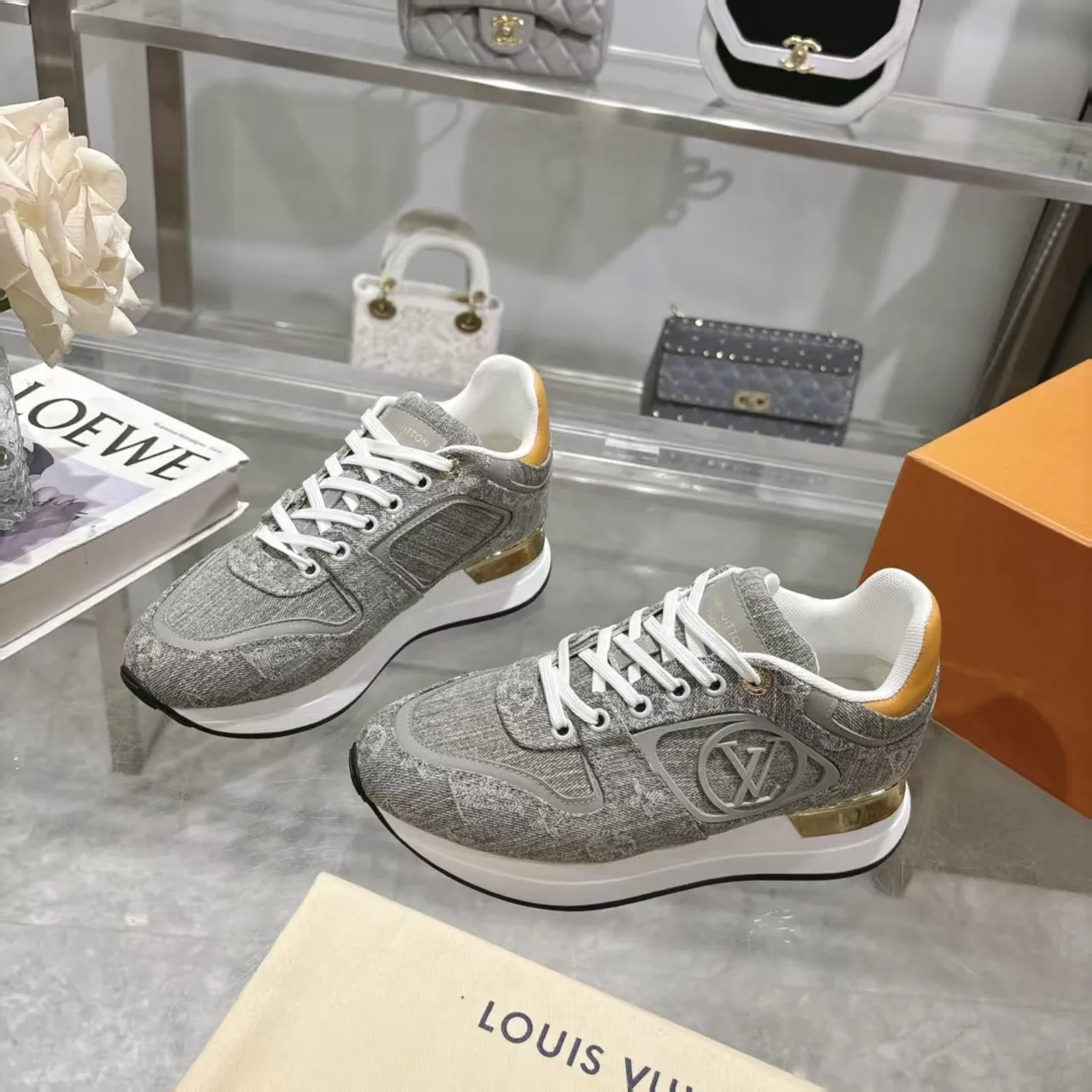 [L Family] P: 760💰Size 35-42 for women, 39-46 for men, (41.42 for women, 45.46 for men, customized) .LV Donkey Brand 🔥🔥LOUIS VUITTON Louis Vuitton's official website synchronizes the 2025 autumn and winter couple's models, which are now on the market, this Neo Run Away sneakers are inspired by running shoes, integrating LV's iconic must-have shoes into the trend. This version is a 1:1 replica of the original version. It is made of two-tone calfskin to highlight its simple lines and unique wedge outsole. Key details include the LV initials on the side and an engraved gold heel stabilizer on the back plus a 2cm hidden insole.
